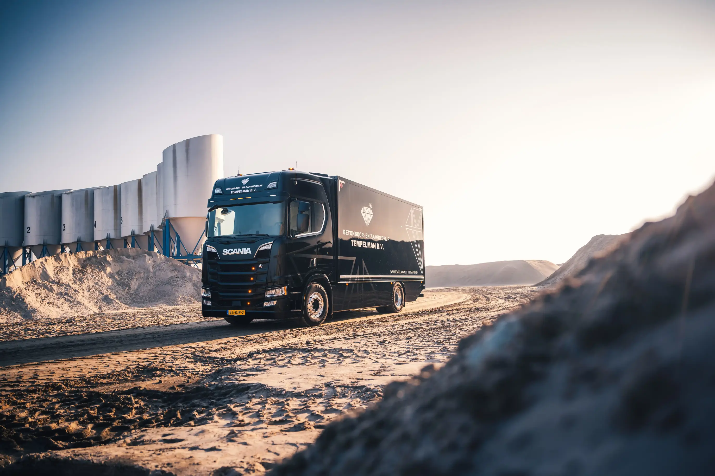 Combinaison tracteur Scania longue distance avec feux de gabarit allumés le long de la remorque